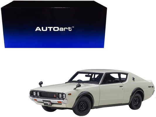 Brand new 1/18 scale car model of Nissan Skyline 2000GT-R (KPGC110) RHD (Right Hand Drive) White model car by Autoart.
