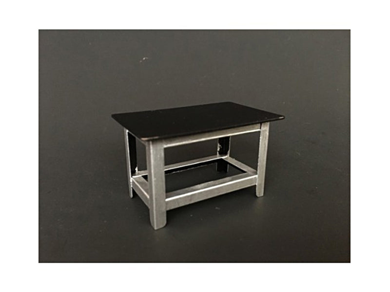 Metal Work Bench For 1:24 Scale Models by American Diorama.
Comes in a color box.
Approximate dimensions: L-2.5, H-1.5